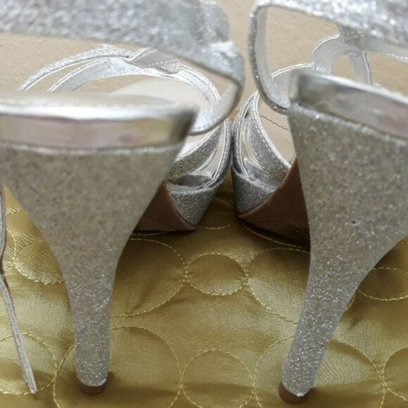 Open toes silver sandals size 7. - Picture 3 of 7